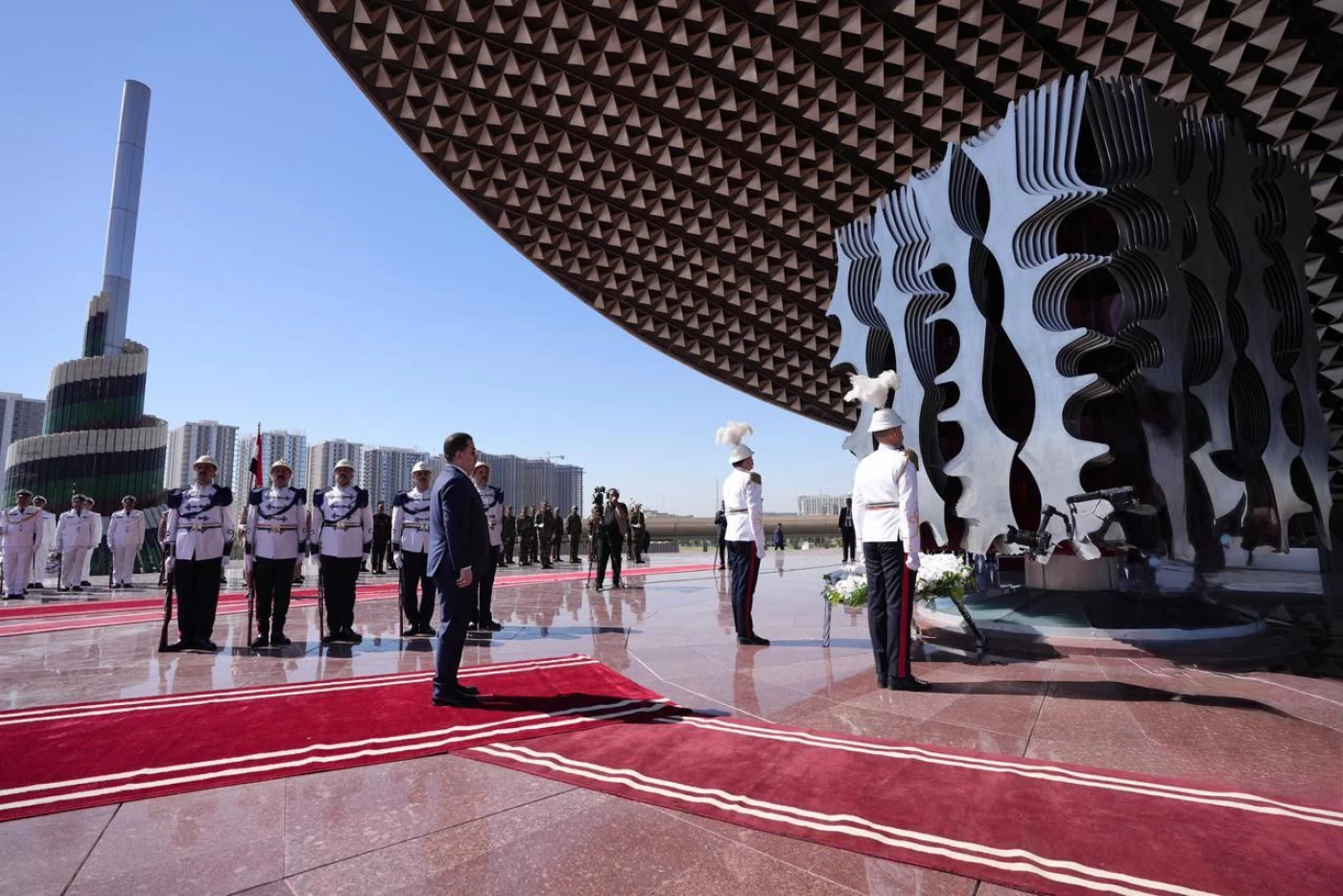 اليوم الوطني.. السوداني يضع إكليلاً من الزهور على ضريح الجندي المجهول