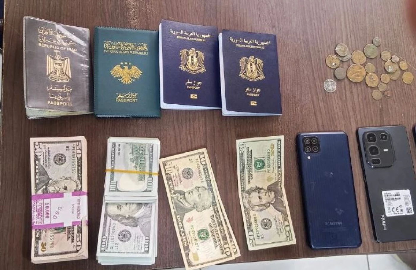 عملات مزوّرة وأثرية وجوازات أجنبية وشرائح اتصال.. ضبط سائق عراقي في القائم  
