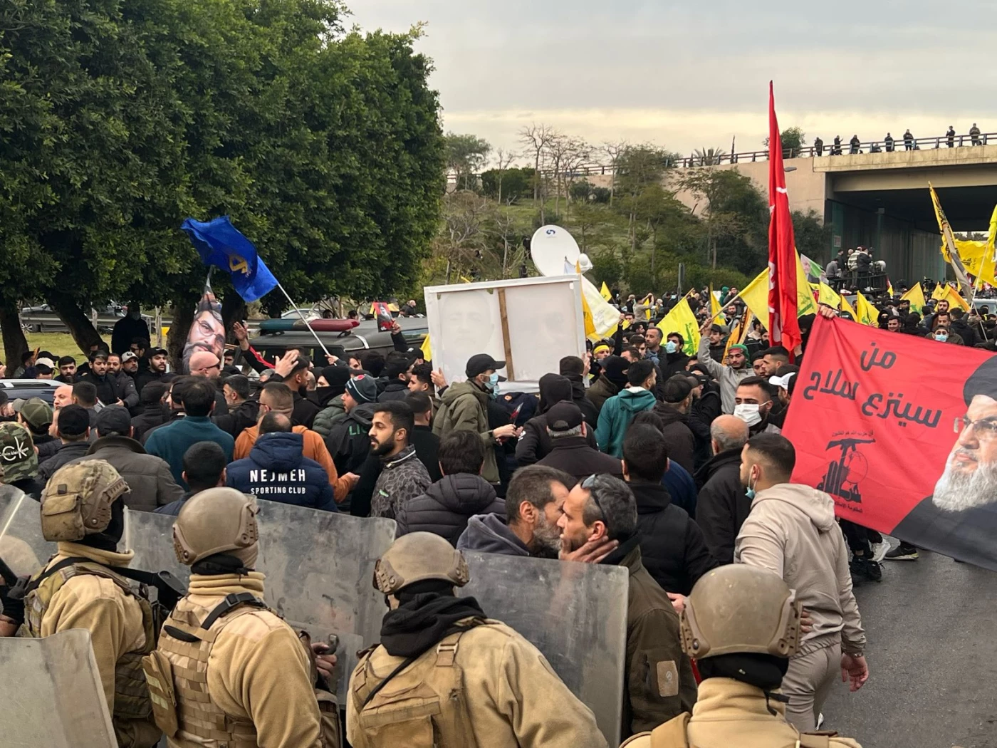 حزب الله يعلن إنهاء الاعتصام في طريق مطار بيروت