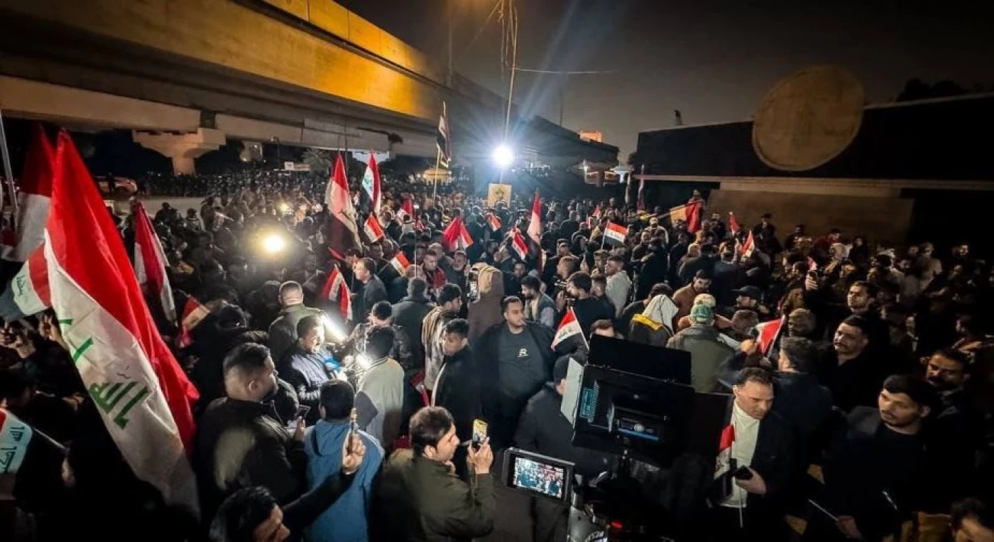 "كلا كلا للحلبوسي والخنجر"| احتجاجات عند مدخل الخضراء لليوم الثاني ضد "التدخل الأميركي" 