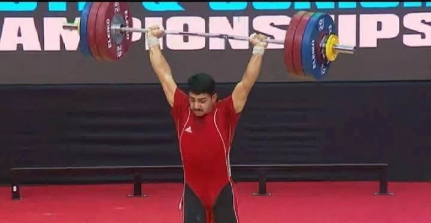 ربّاع عراقي يفوز بذهبية وفضيتين في بطولة آسيا للشباب لرفع الأثقال