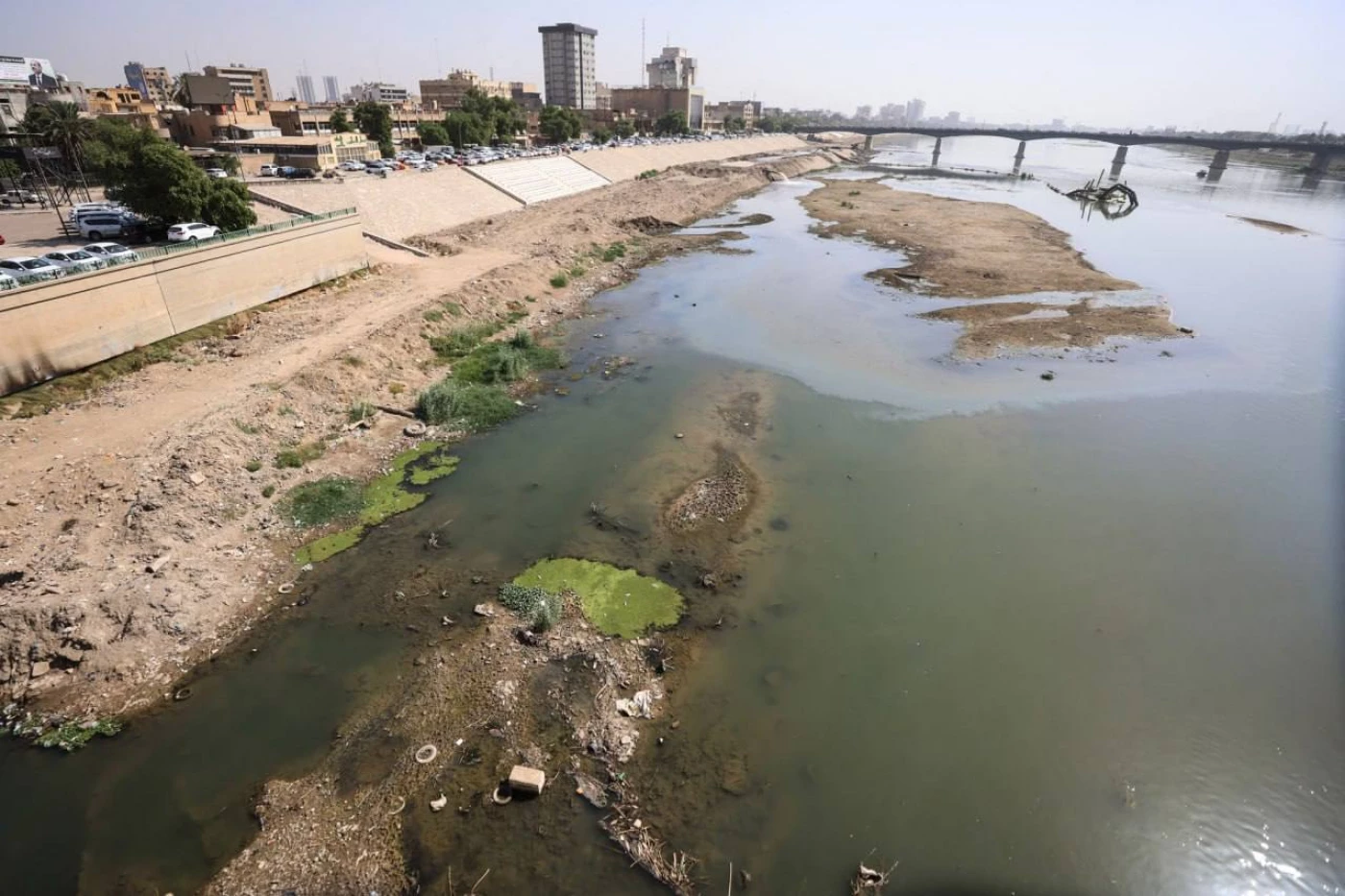 صور| دجلة يرزح تحت وطأة جفاف غير مسبوق في بغداد