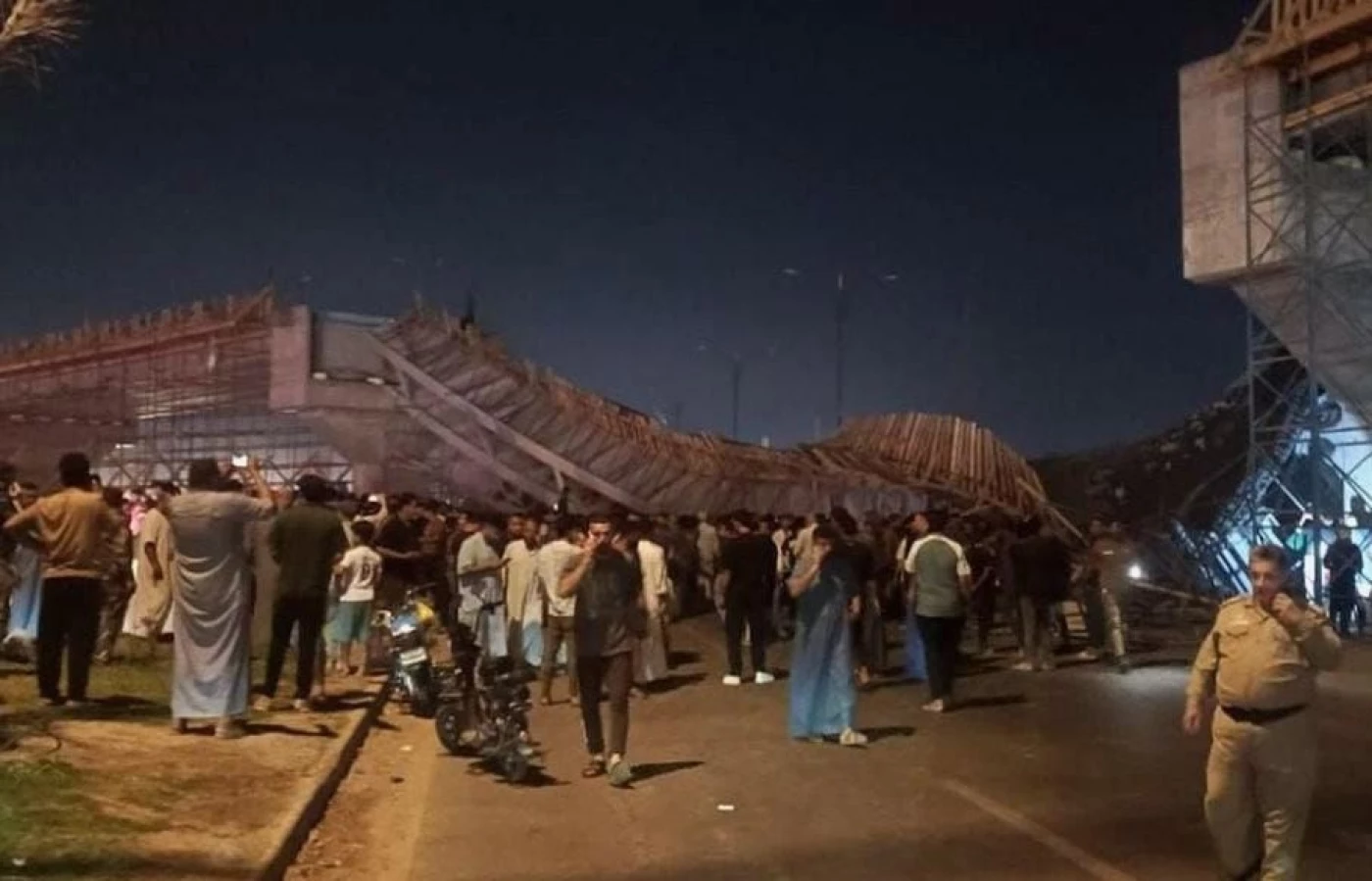 صور+ فيديو| انهيار جسر قيد الإنشاء في كربلاء وأنباء عن 3 سيّارات تحت الأنقاض