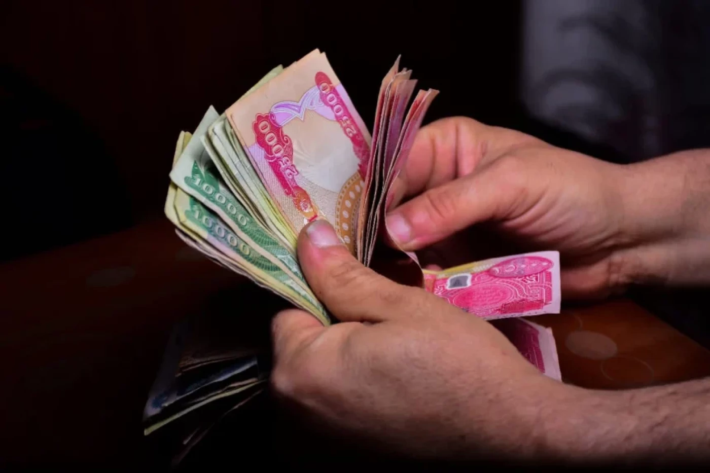 أزمة الرواتب في كوردستان.. جروح اقتصادية تنتج ندوباً نفسية وتقوض كيان الإقليم