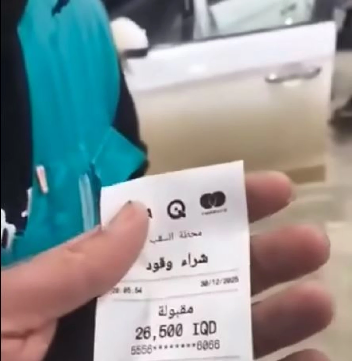  فيديو| المنتجات النفطية تفصل عامل محطة الوقود الذي اعتدى على مواطن بسبب مبلغ التعبئة