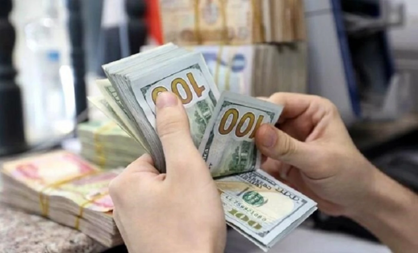 خبير يفسّر أسباب تراجع مبيعات المركزي من الدولار ويتحدث عن "بوادر ركود" في السوق العراقية