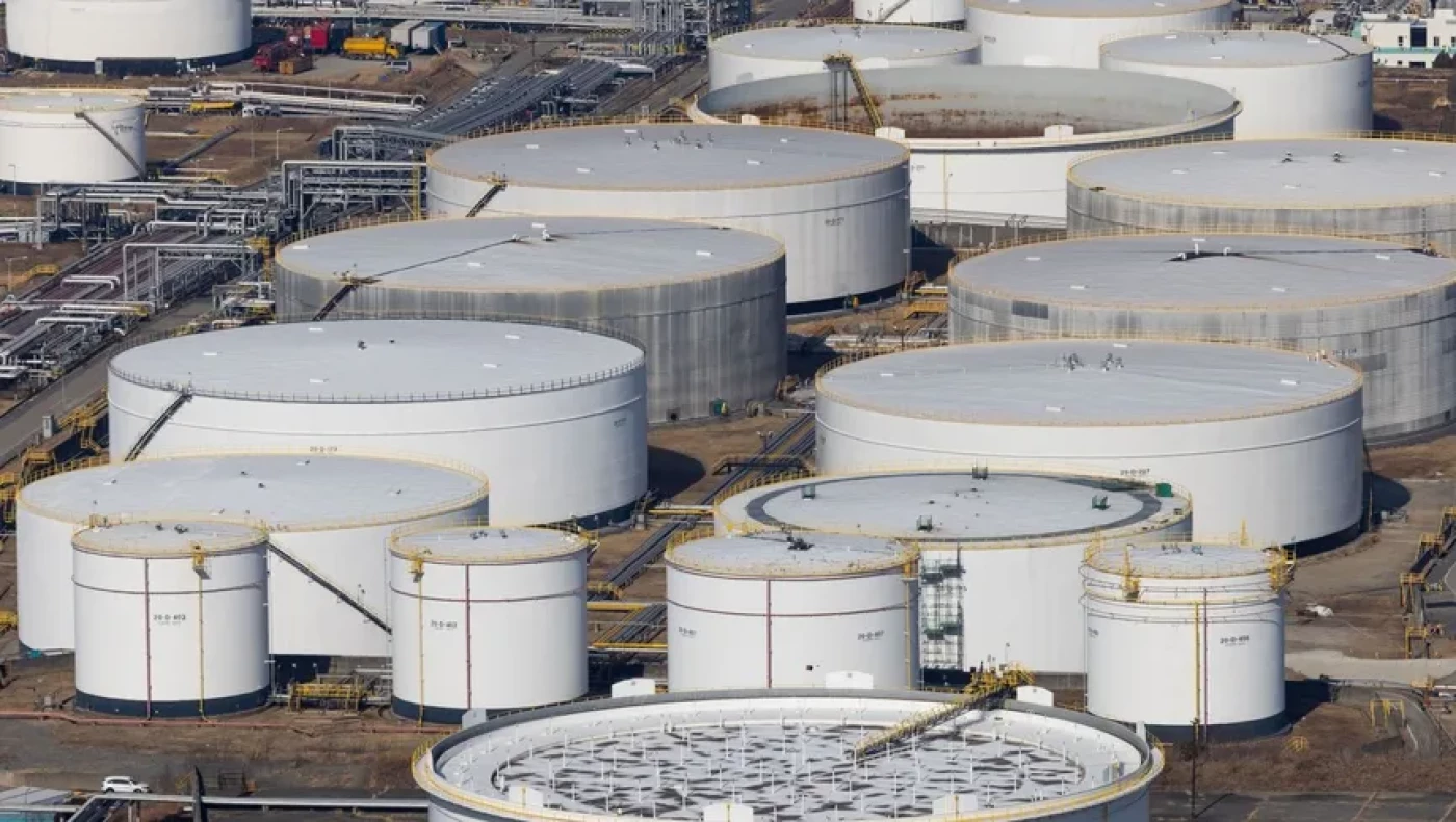 النفط يستقر عند أدنى مستوى منذ شهرين بفعل مخاوف من فائض "غير مسبوق" في العرض