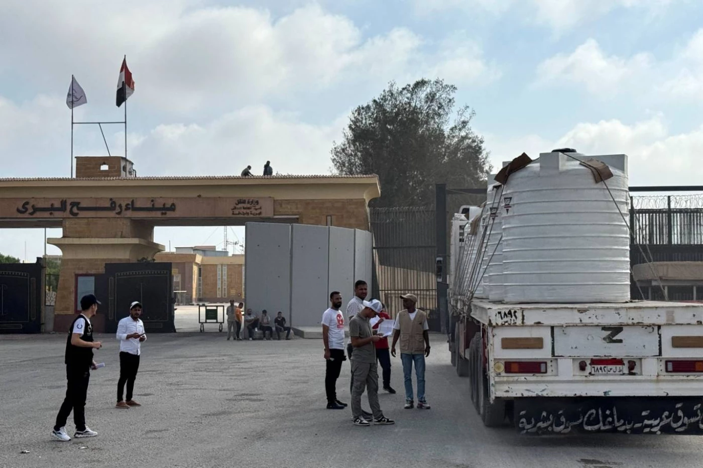 600 شاحنة في دربها للقطاع.. إسرائيل تعيد فتح معبر رفح اليوم