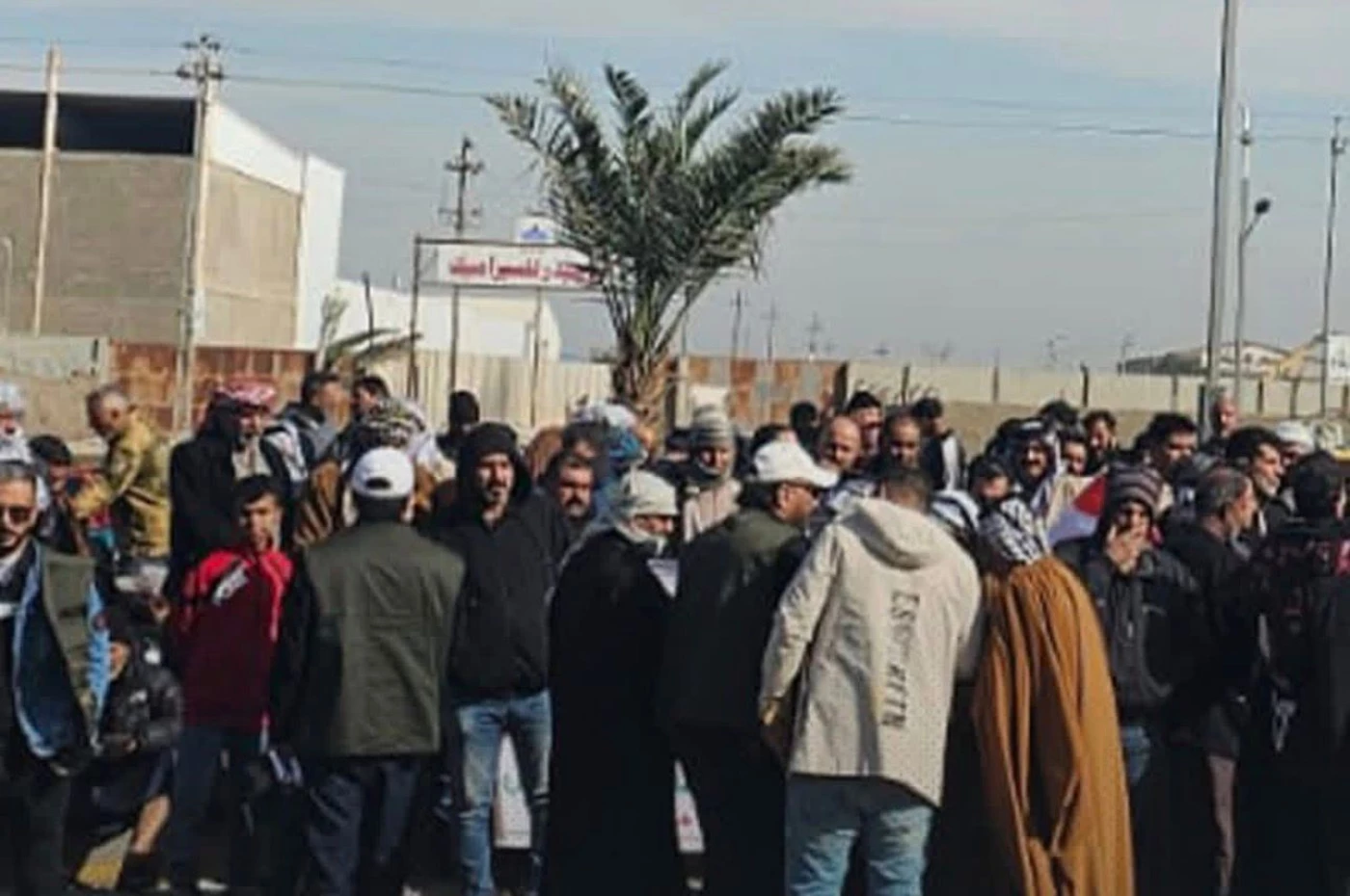 أكثر من ألف منزل مهدّد بالإزالة.. ساكنو العشوائيات يتظاهرون أمام مجلس محافظة البصرة