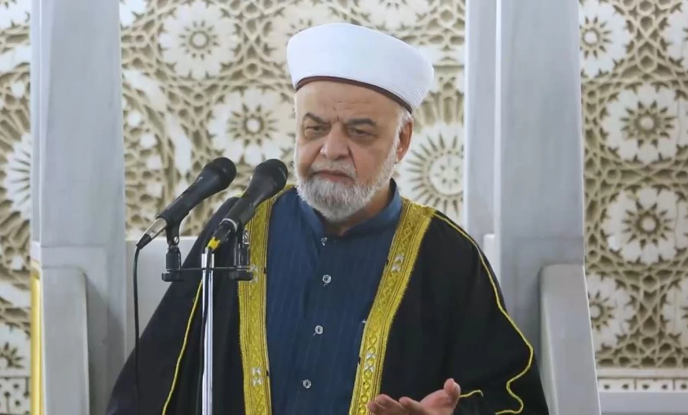 خطيب جامع أبو حنيفة ينتقد الحكومة: كيف نصالحكم وصارت سُنّة الرواتب أن تتأخر كل شهر؟