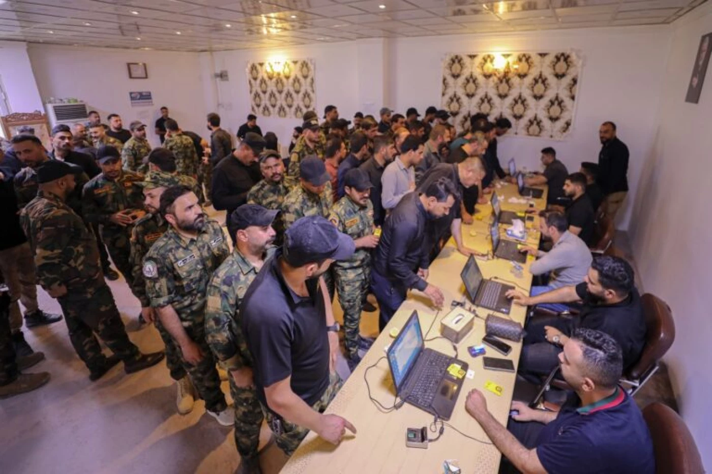 صور وبيان من الهيئة: المباشرة بتوزيع بطاقات "المهندس" على منتسبي الحشد 