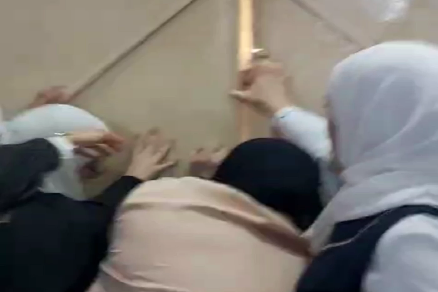 خاص| عطلة الانتخابات تُشعل خلافاً بين مديرة إعدادية بنات ومدرّسة فيزياء في البصرة.. ما القصة؟ (فيديو)