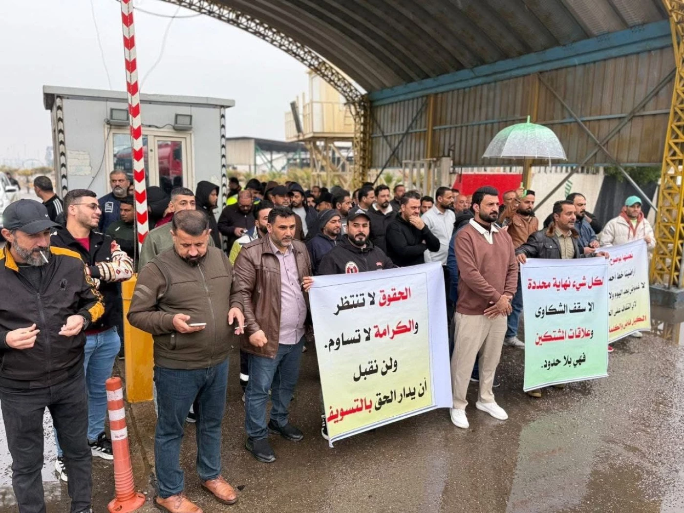 البصرة.. موظفو الأنابيب النفطية يغلقون بوابة الصهاريج احتجاجاً على ملف الأراضي