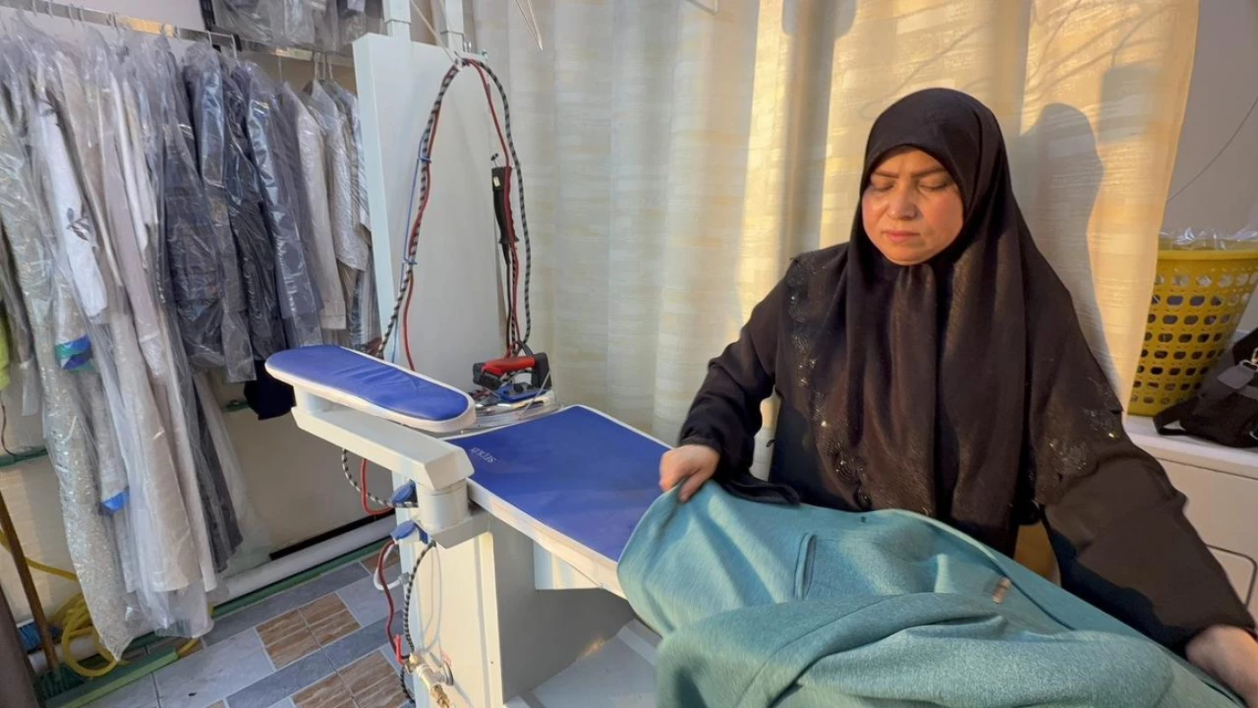 امرأة تكسر المألوف وتقتحم "مهنة الرجال".. أول مكوى نسائي في مدينة الناصرية