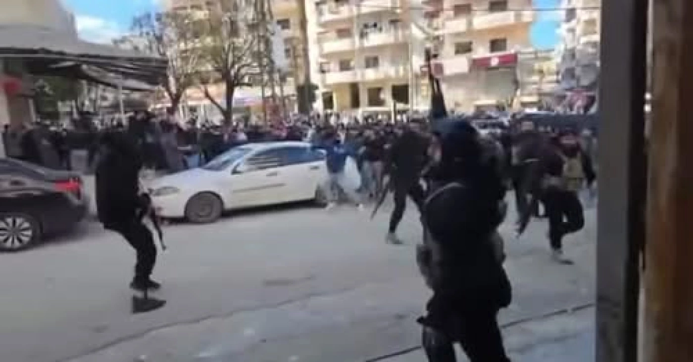 المرصد السوري: إصابات حرجة باشتباكات بين متظاهرين وقوات الأمن العام في اللاذقية