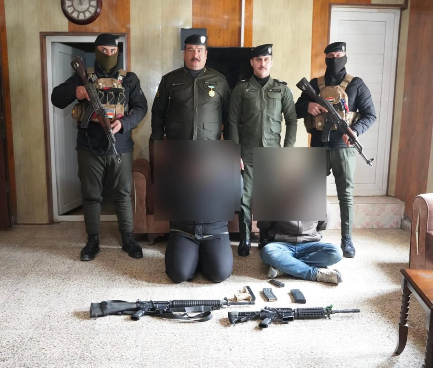 "أم 4 وأم 16 وكلوك".. اعتقال متهمين بابتزاز مواطن وضبط أسلحة متنوعة بحوزتهما في ديالى