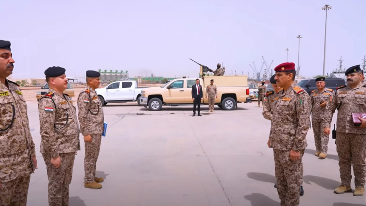 تزامناً مع الخلافات حول "خور عبدالله".. رئيس أركان الجيش يجري جولة في المياه الإقليمية مع الكويت