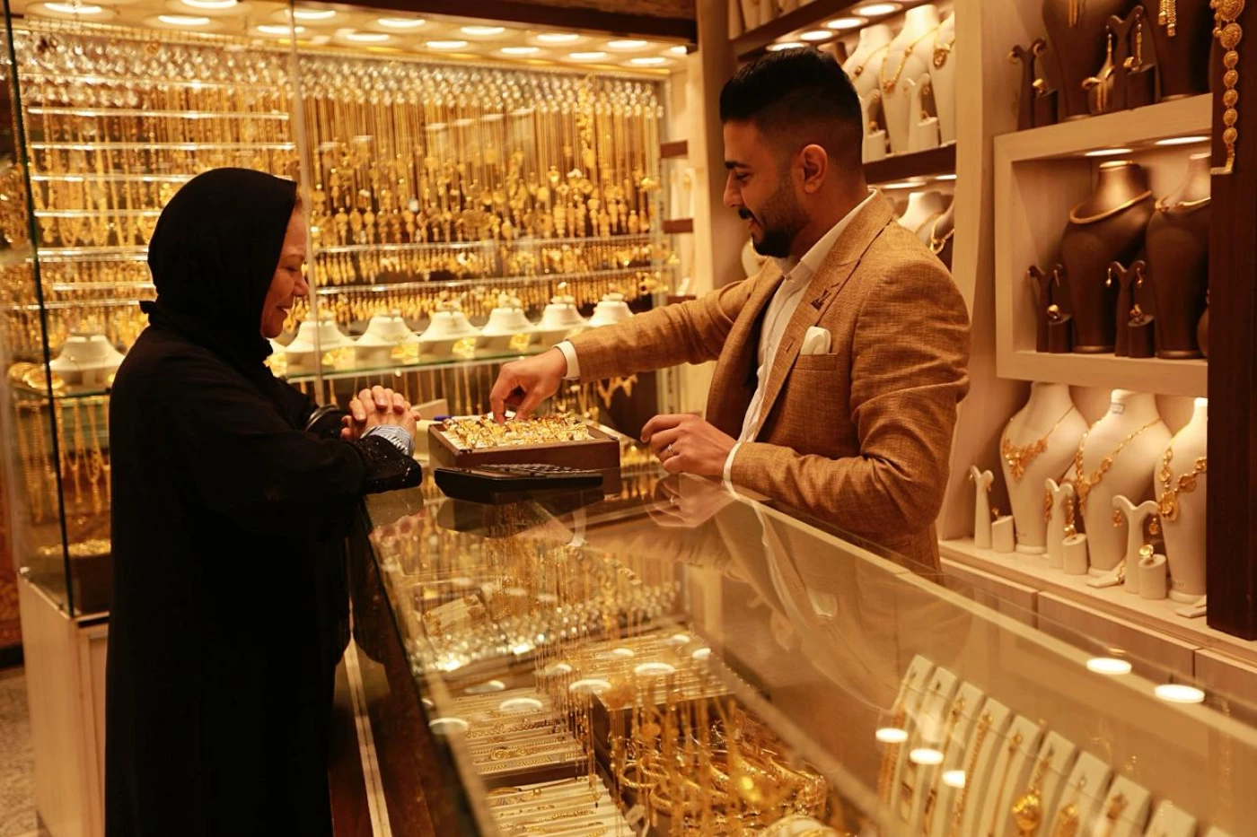 على العراقيين تخزينه بدل الدولار.. ما أسباب ارتفاع أسعار الذهب في الآونة الأخيرة؟ 