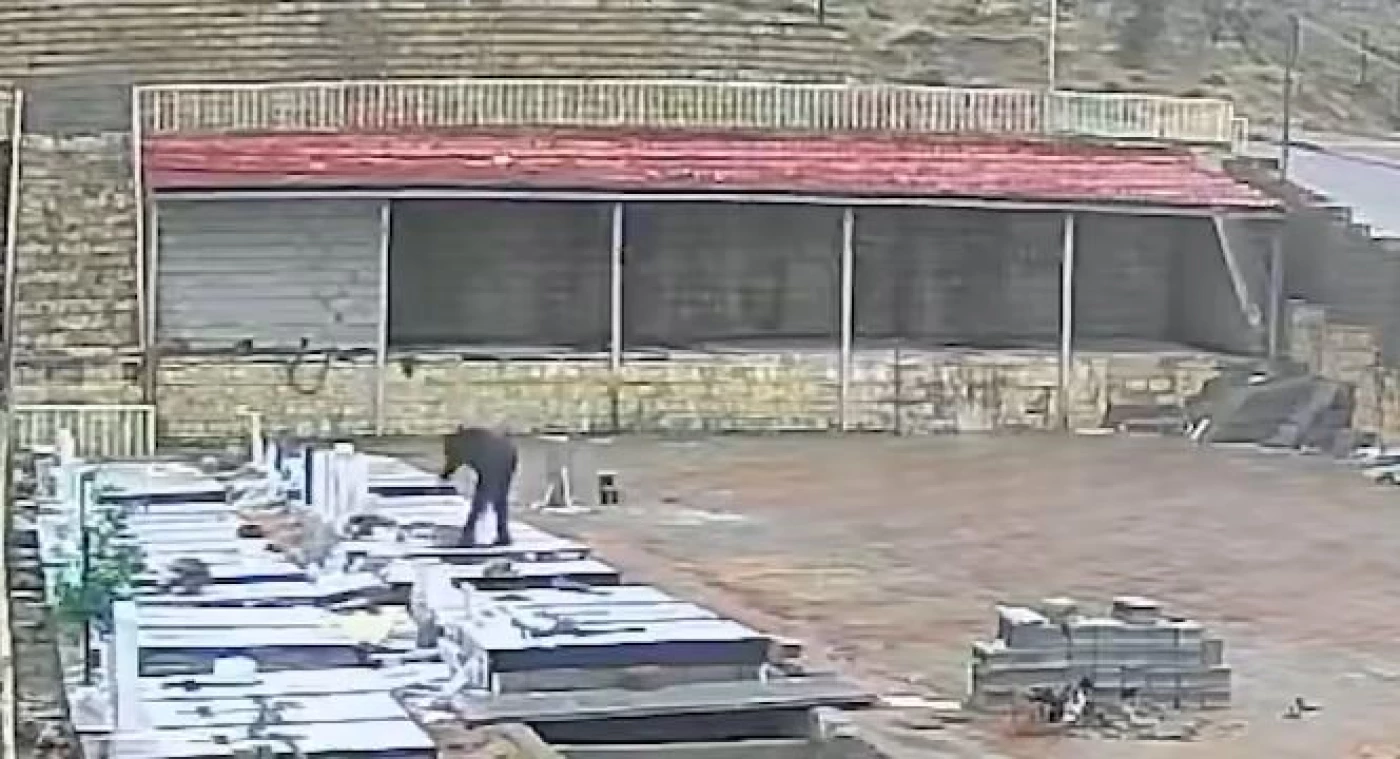 تحت تأثير الكحول.. مخرّب شواهد قبور المسيحيين في شقلاوة بقبضة أمن كوردستان (فيديو)