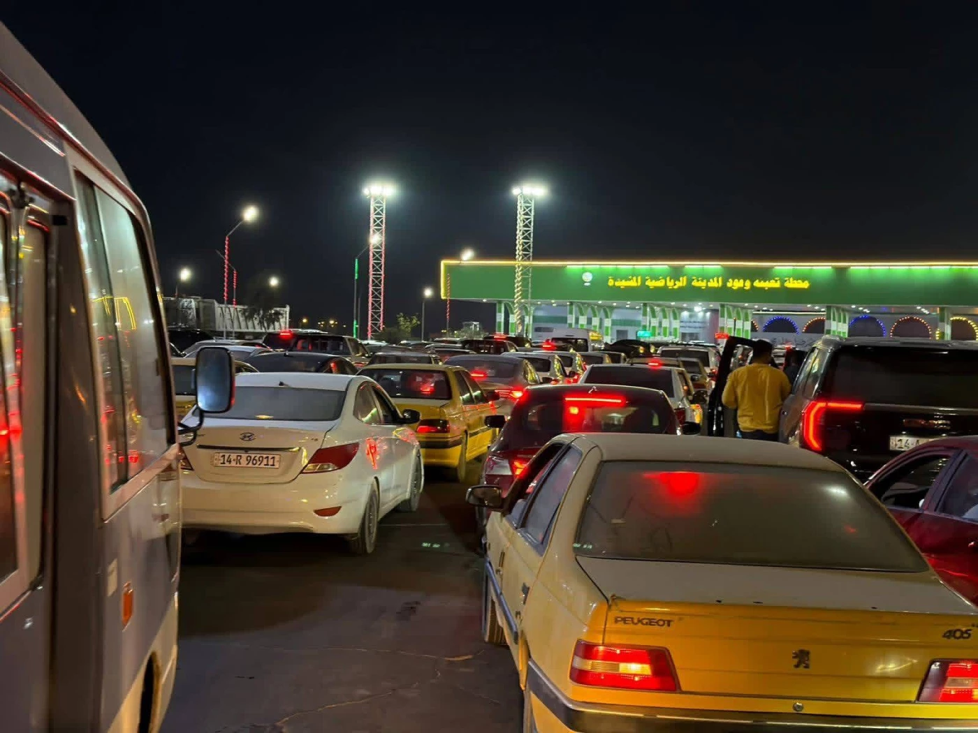 طوابير طويلة أمام البنزين في بصرة النفط.. وتحذيرات من وصول الأزمة إلى الشح 