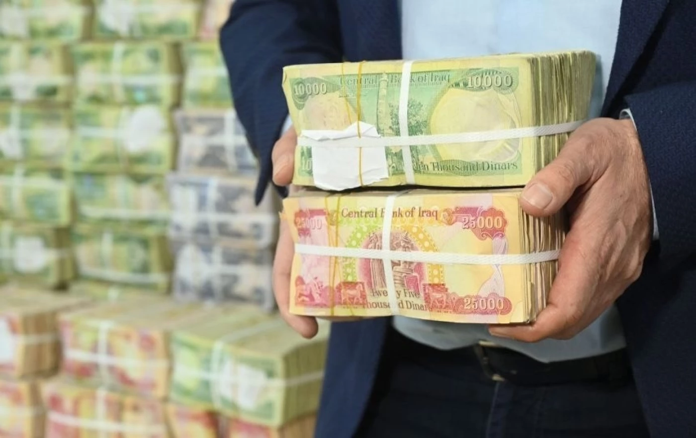 عجز بنحو 28 تريليون دينار والمالية تعتمد على النفط.. خبير يقدّم جردة بإيرادات ونفقات العراق