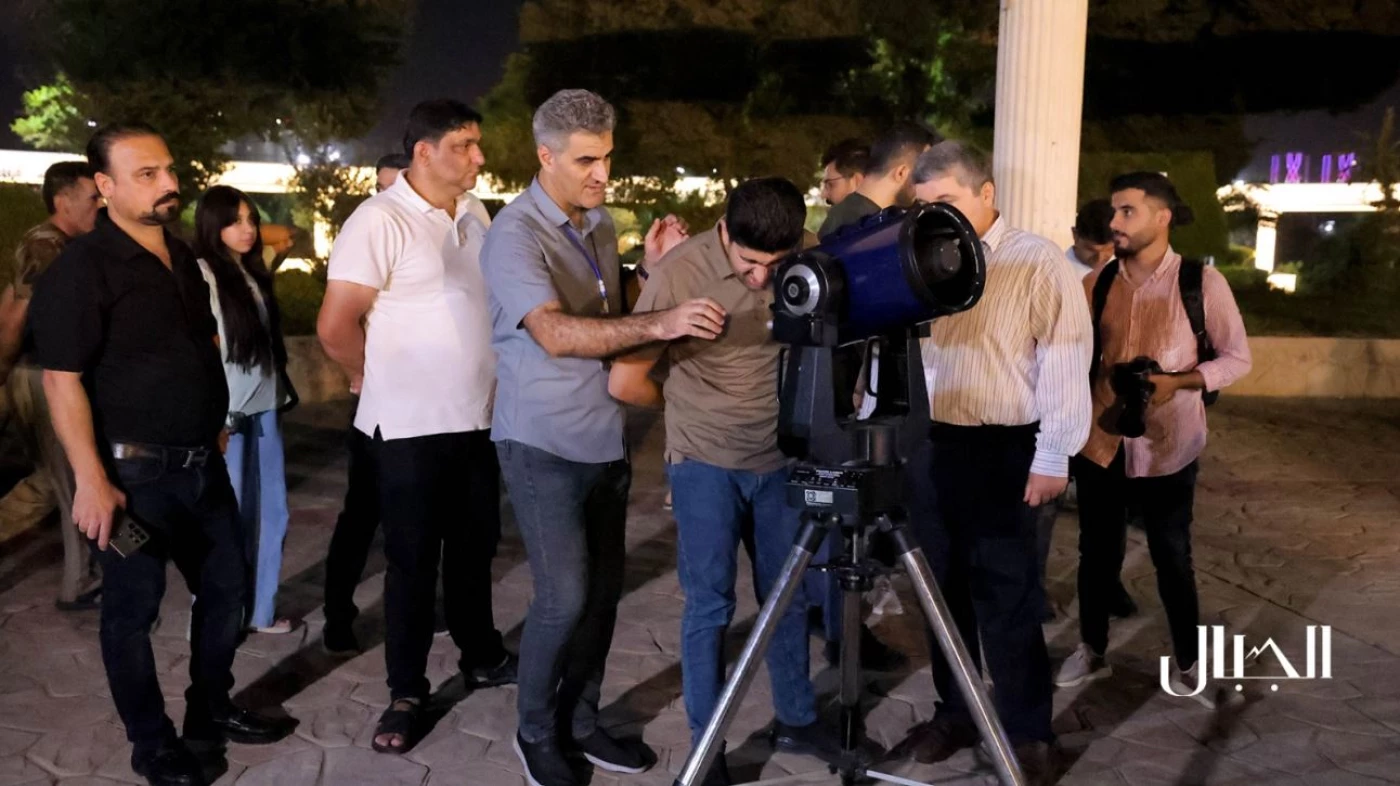 صور من أربيل| تفاعل مع "القمر الدموي".. مواطنون في الساحات العامة لمشاهدة الحدث الفلكي "النادر"
