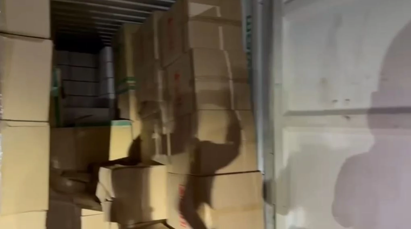 أدوية مخبأة بأقمشة ومواد كيمياوية.. ضبط 36 حاوية مخالفة في أم قصر الشمالي