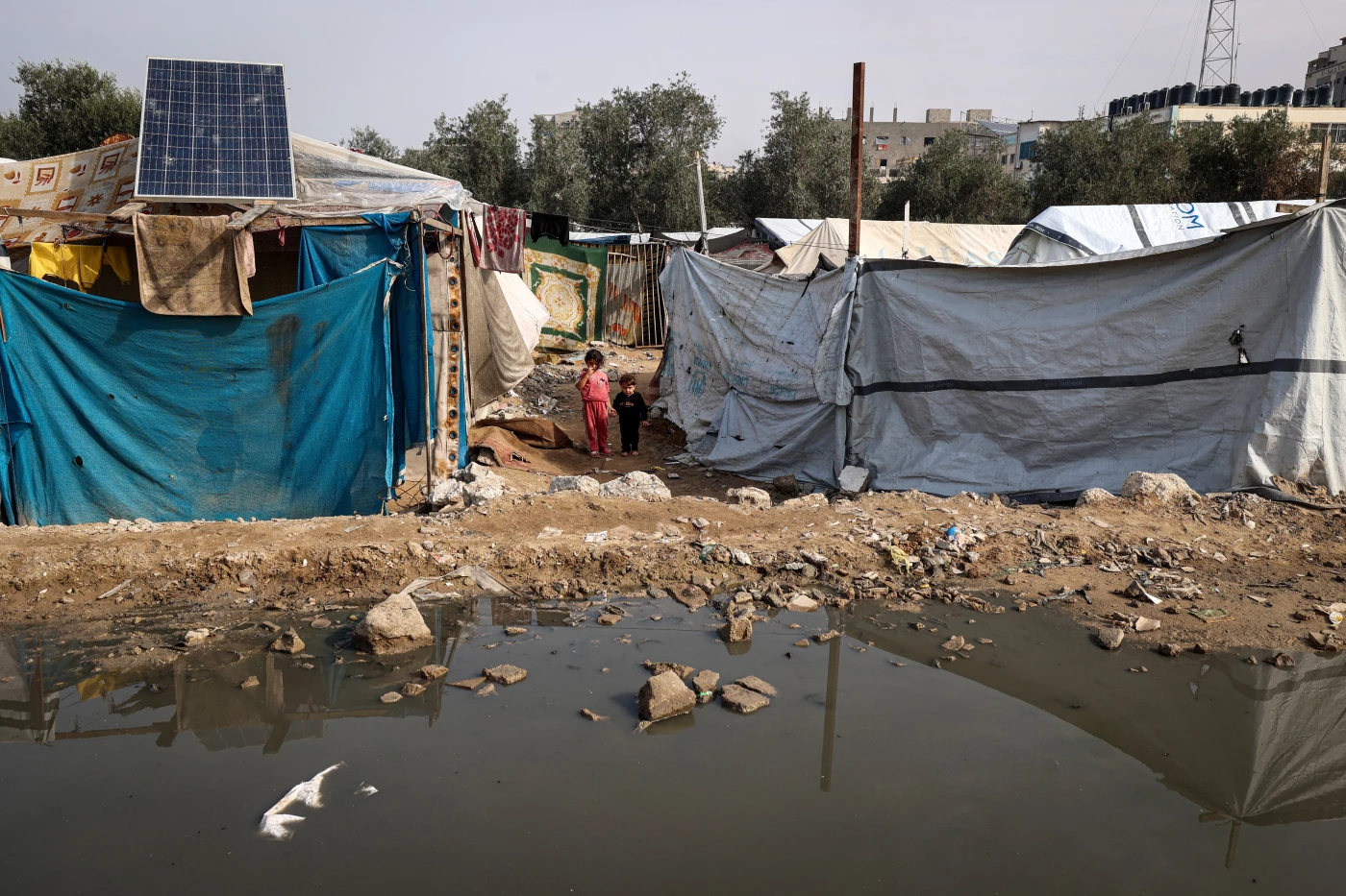 قطاع غزّة.. غزيّة تمتهن ترميم أوراق نقدية ممزّقة في اقتصاد محاصر