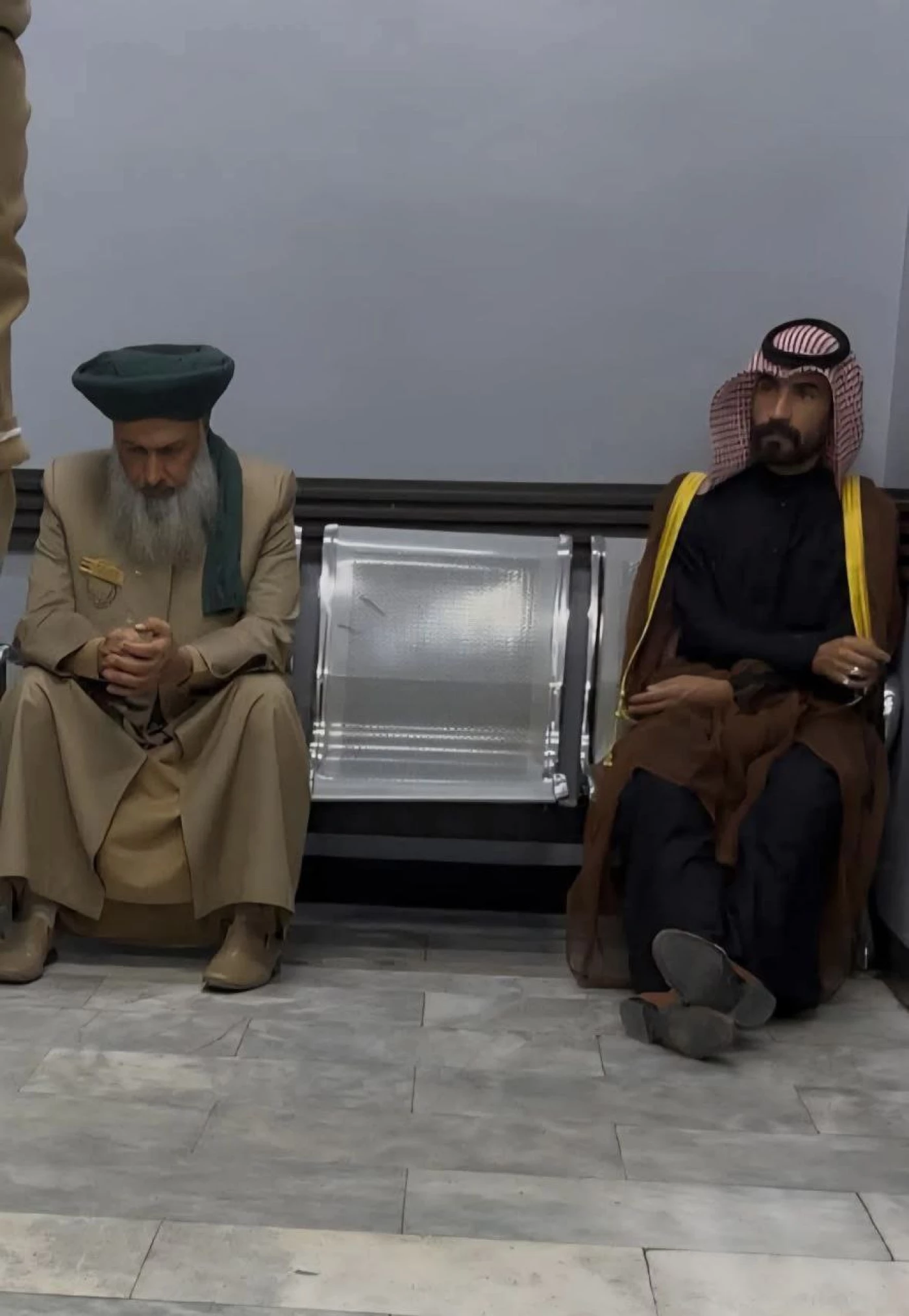 "خصمان طائفيان" متهمان بـ"محتوى هابط".. صورة تظهر الغريري والحاتمي يجلسان سوياً
