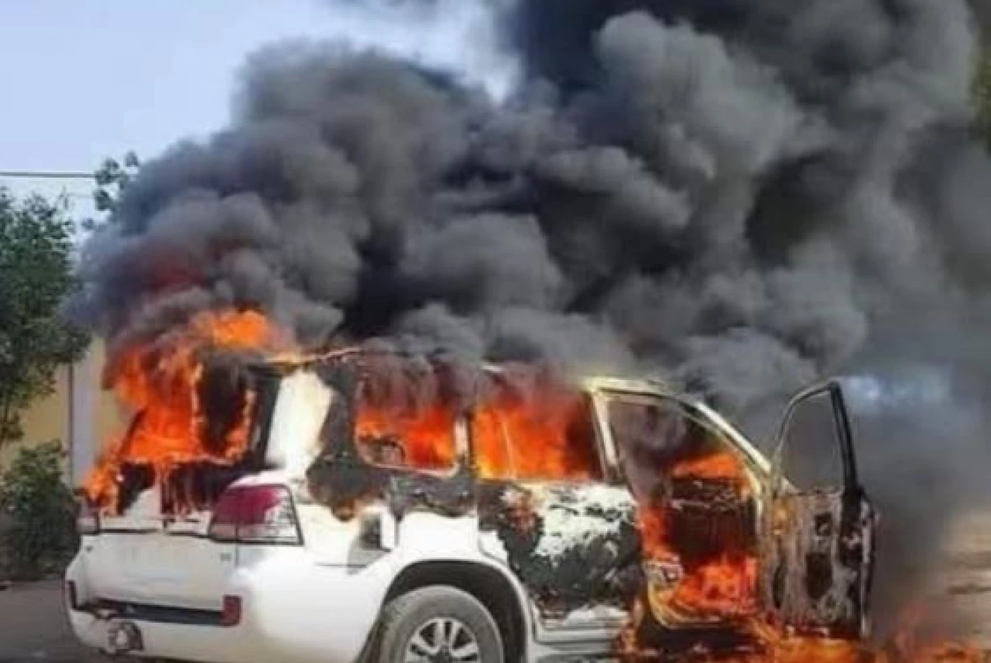 أشعل النار بسيارتها وهي بداخلها.. رجل يقدم على محاولة قتل زوجته الطبيبة في الموصل