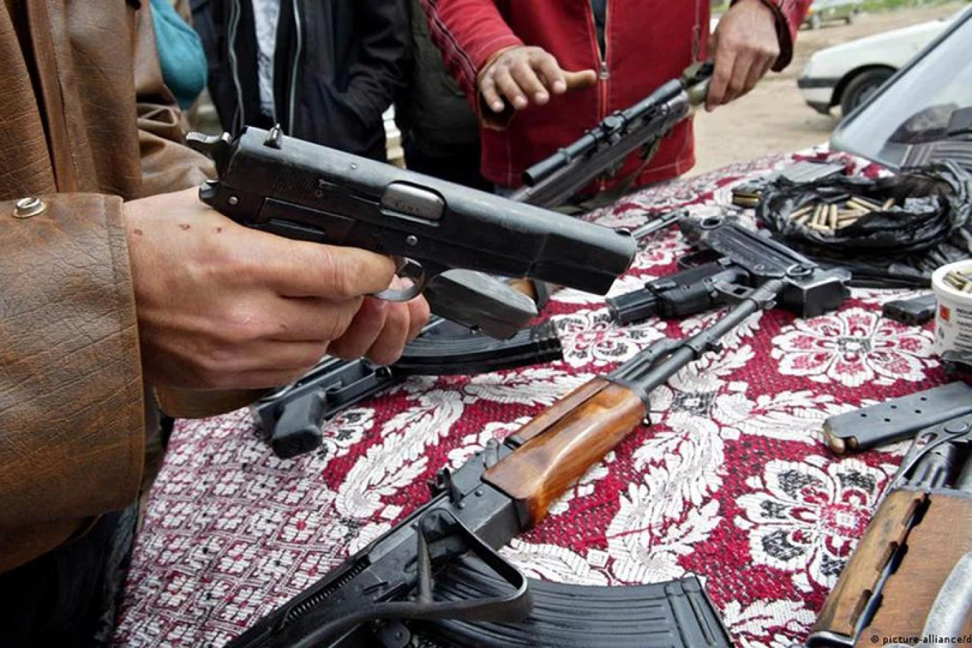 تبدأ بالكاظمية والأعظمية.. الداخلية تعتزم إعلان مناطق منزوعة السلاح ببغداد وتتوعد بـ"قرارات رادعة"  