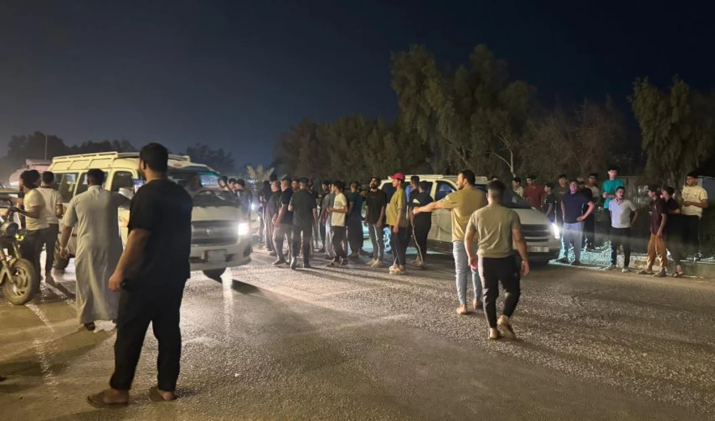 صور| تظاهرة في النجف وقطع طرق رئيسة بالإطارات المحترقة احتجاجاً على تردي الخدمات