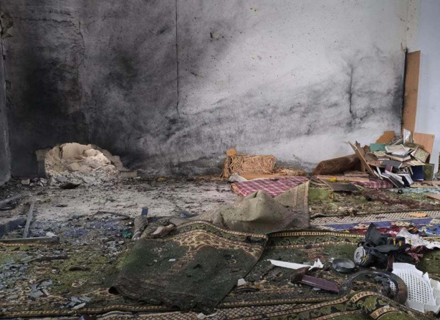 مشاهد جديدة.. حصيلة أولية رسمية بضحايا انفجار مسجد "الإمام علي" في حمص