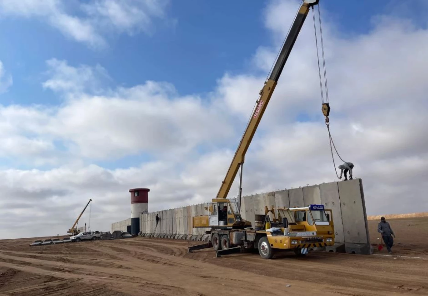 العراق يحصّن حدوده مع سوريا.. استنفار للرافعات في الطريفاوي (صور)