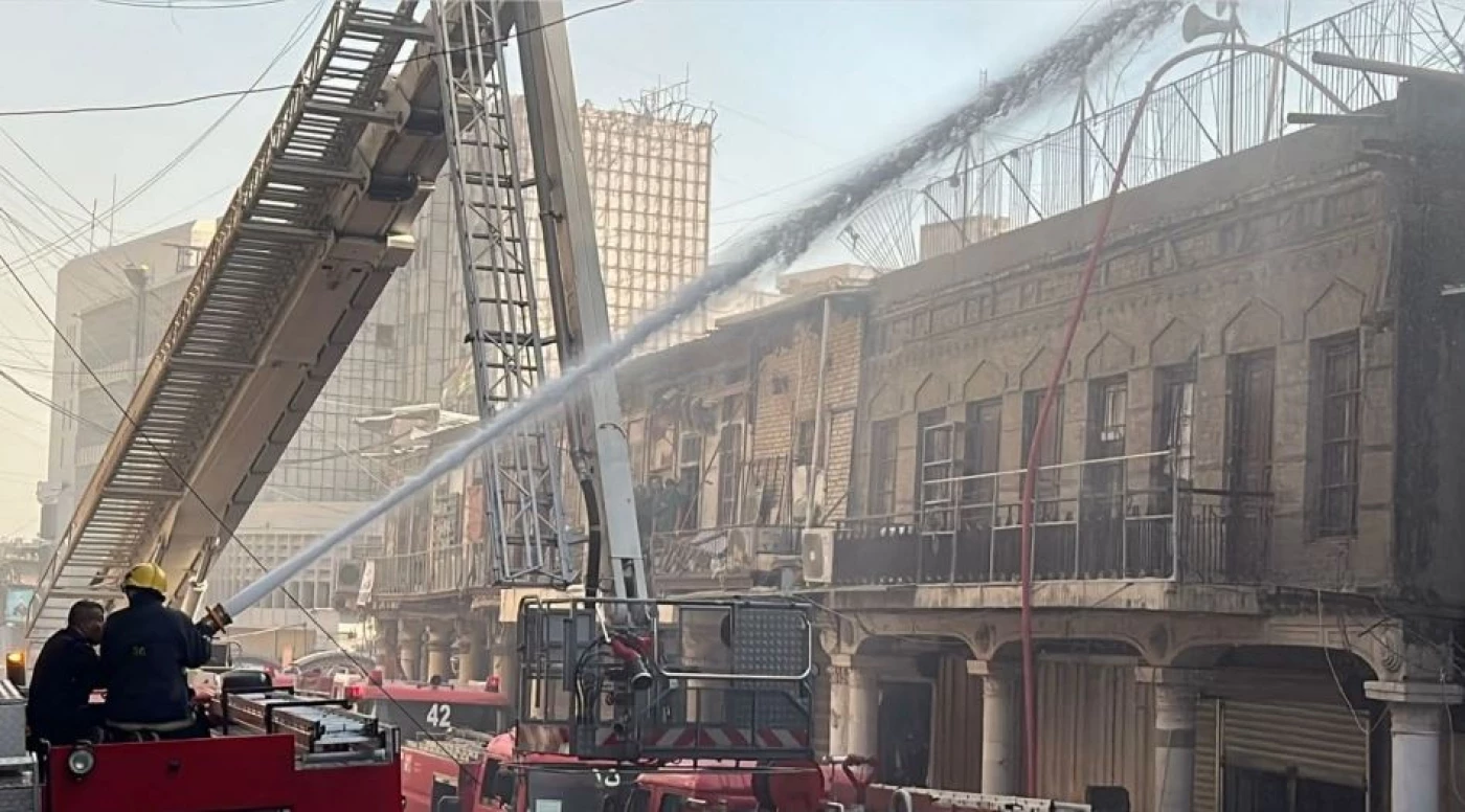 حالات اختناق وخبير الأدلة يحقّق.. الدفاع المدني تروي تفاصيل حريق الشورجة في بغداد (صور)