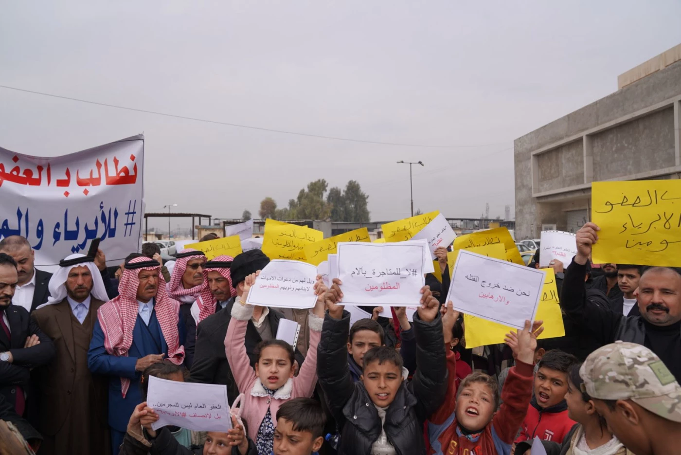 صور | وقفة لعوائل السجناء في الموصل احتجاجاً على إيقاف تنفيذ قانون العفو العام