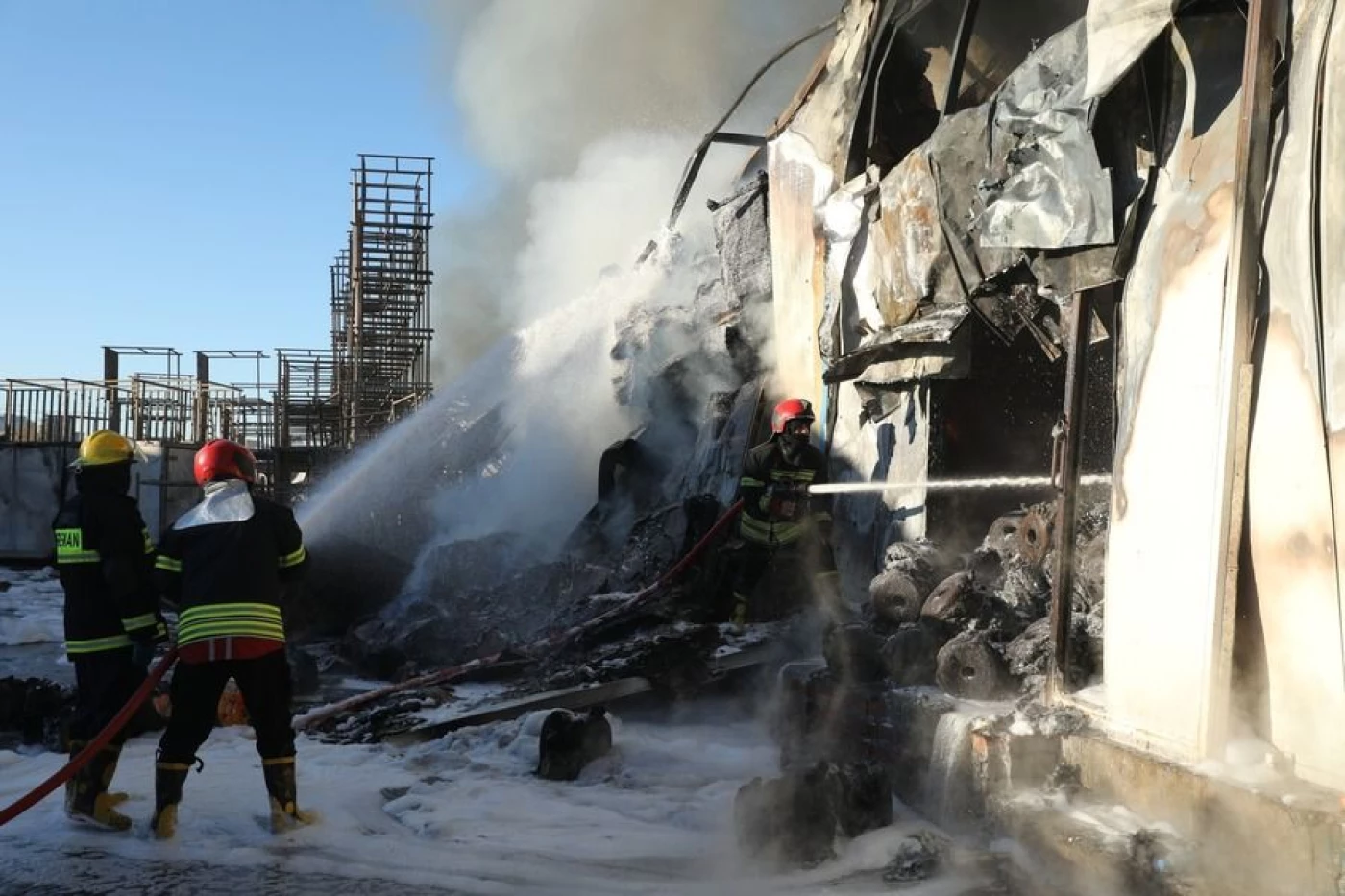 الدفاع المدني تعلن السيطرة على حريق مصنع "الشبيس" في أربيل