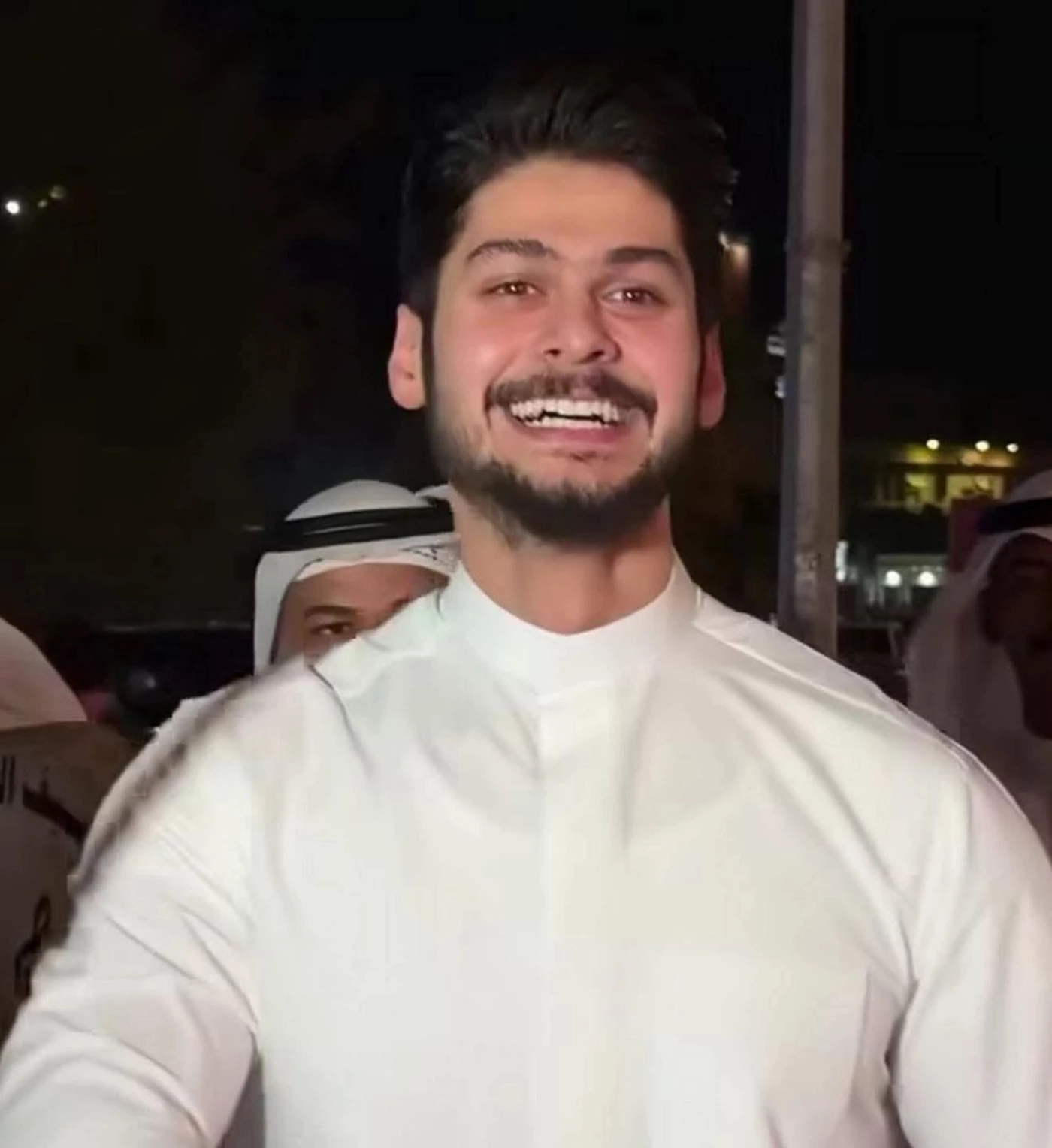 بعد قيامه بقطع الشارع احتفالاً.. أمر استقدام بحق 