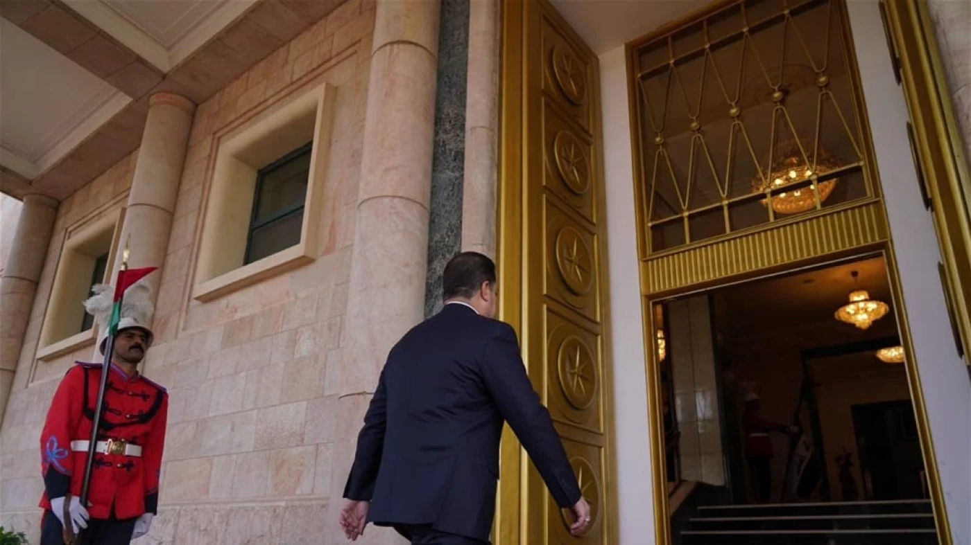 "تخفيض رواتب منتسبي الرئاسات".. خبير قانوني يتساءل حول طرحه مع انتهاء عمر الحكومة