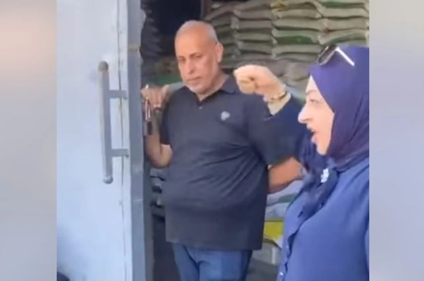 بعد أن نشرته "الجبال".. التجارة تشكّل لجنة تحقيقية على خلفية مقطع موظفة تهدد العمال بـ"السحل"