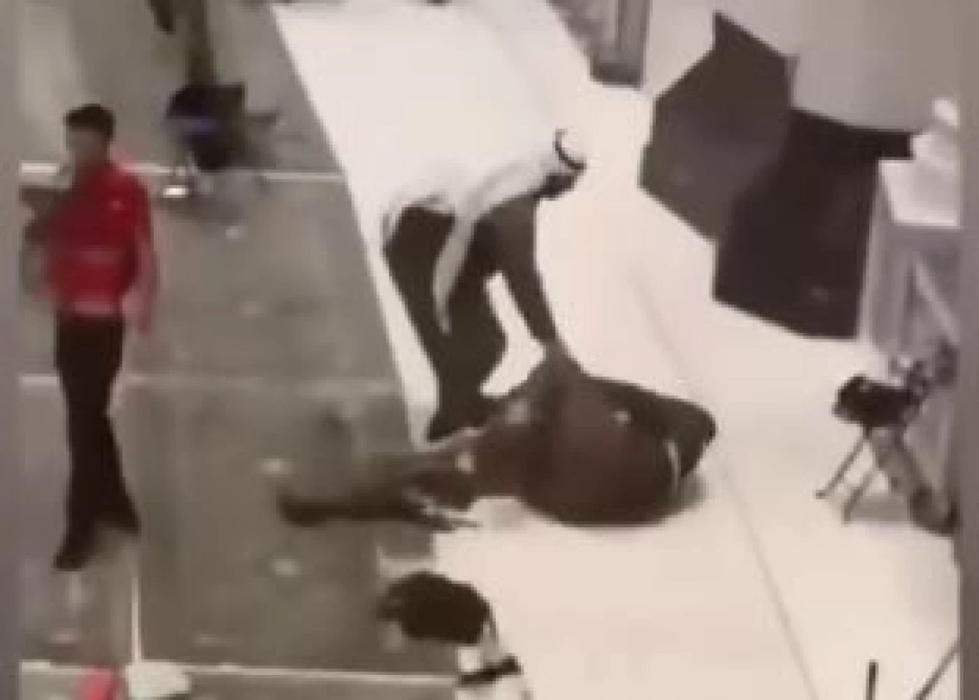 فيديو| هلع في الحرم المكّي.. رجل يلقي نفسه من الأدوار العلوية والأمن السعودي يعلق