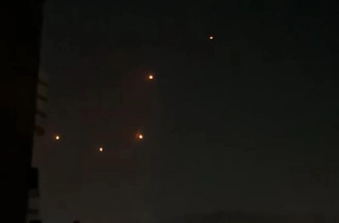 فيديو| إيران تطلق رشقة صواريخ بالستية باتجاه "إسرائيل"