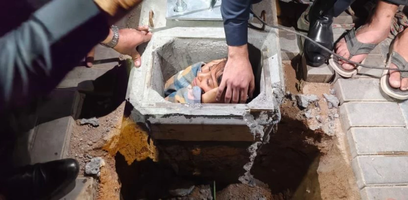 الأب يصبّرها أثناء تكسير الكونكريت.. إخراج طفلة سقطت بفتحة كابل ضوئي في البصرة (فيديو)