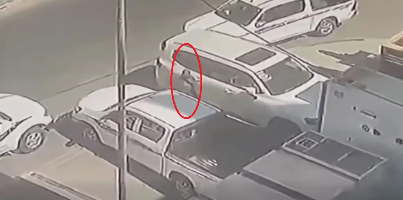 فيديو| كسر زجاج السيارة واستولى على 6 "شدّات" وفرّ مهرولاً.. اعتقال سارق بالبصرة