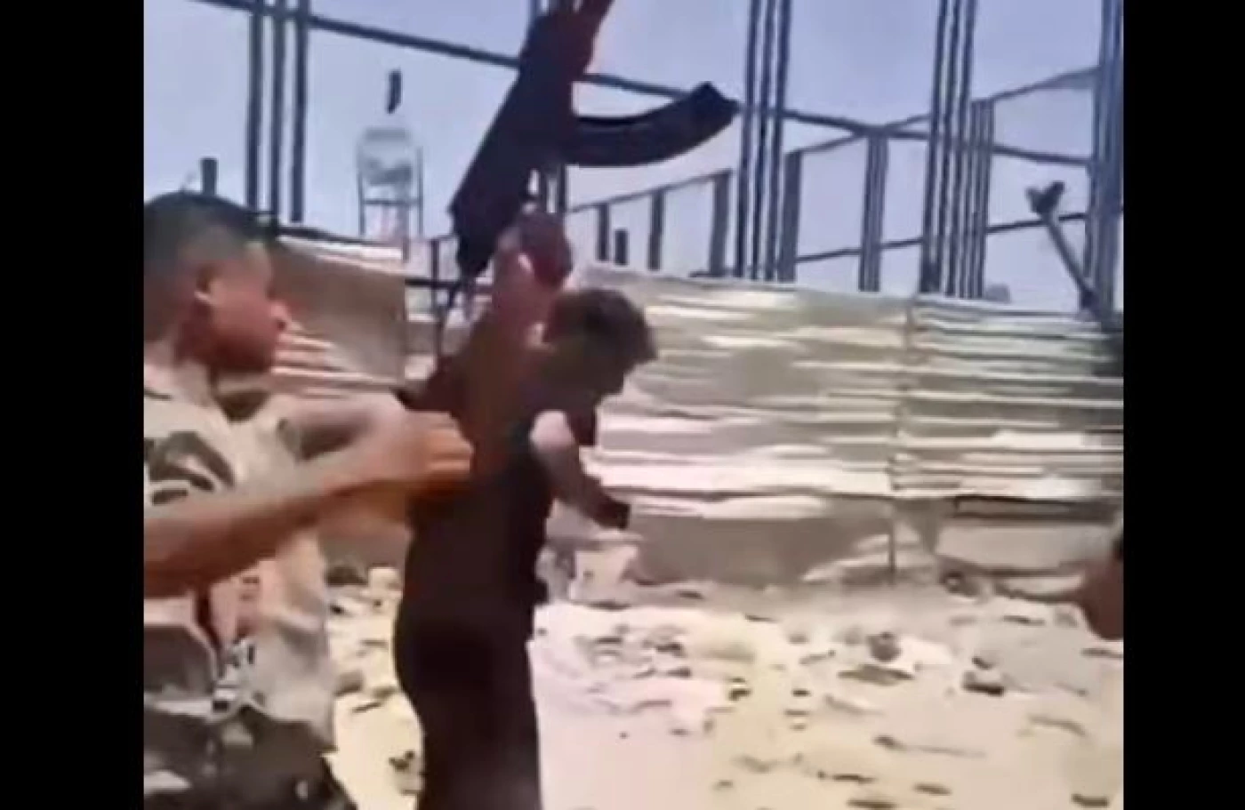 فيديو "الألنترا والكلاشنكوفات".. اعتقال شخصين لقيامهما بالرمي العشوائي وترويع المواطنين ببغداد