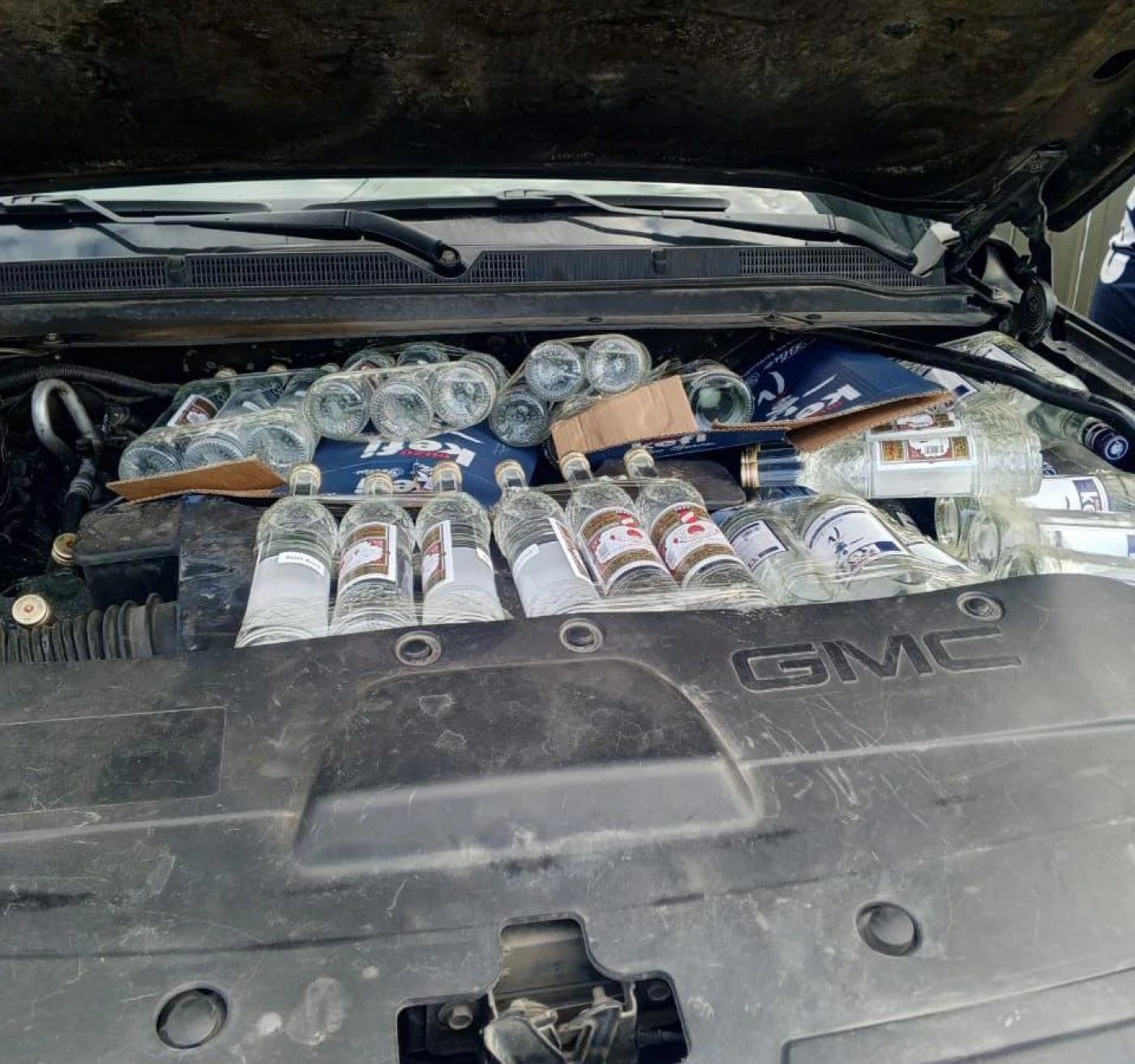 صور| الـK9 يضبط مشروبات كحولية مخبأة بطريقة احترافية داخل "جي أم سي" شمالي بغداد