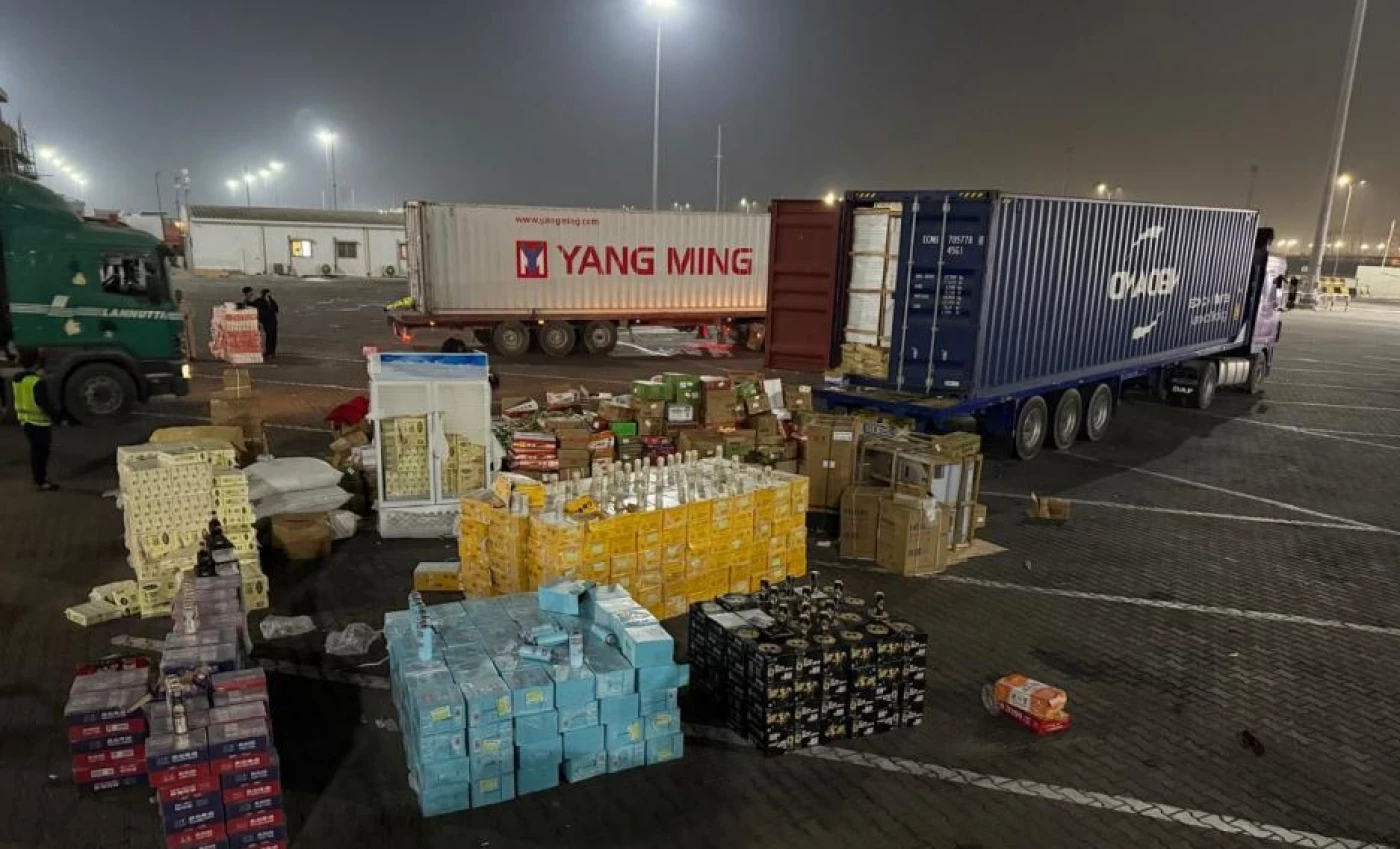 ضبط مشروبات كحولية ومواد غذائية صينية معدّة للتهريب في أم قصر (صور)