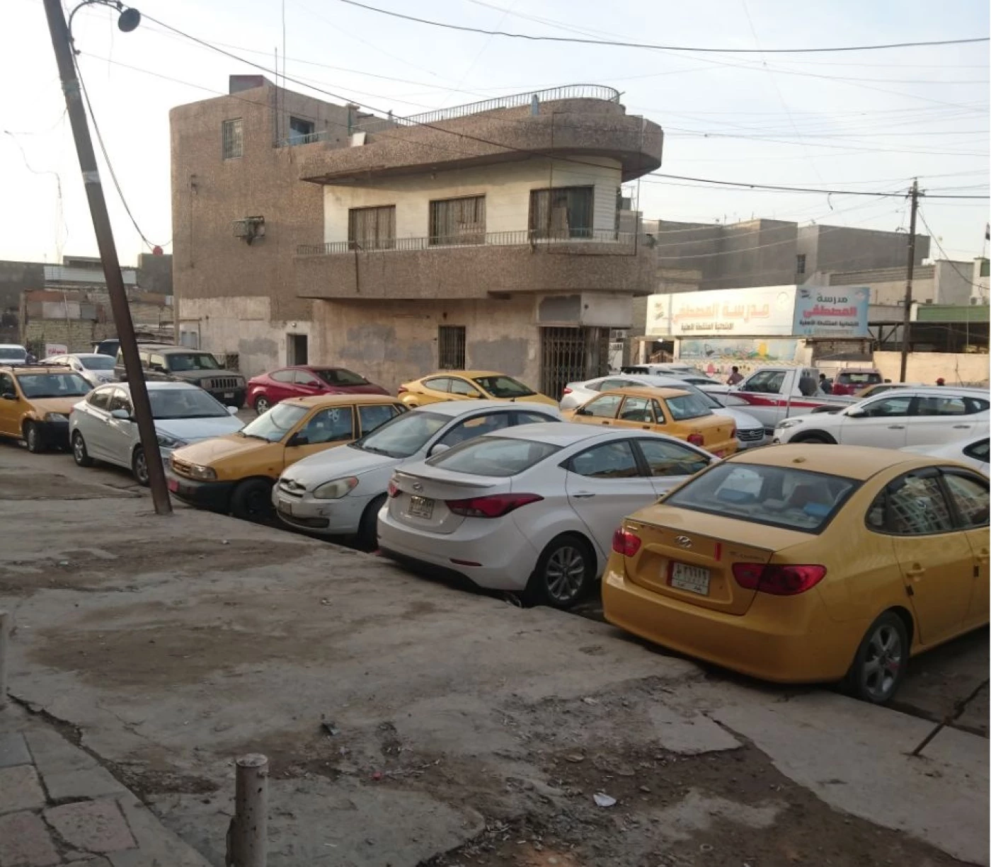 أمانة بغداد: لم نمنح الموافقات لتحويل الأرصفة إلى "كراج سيارات"