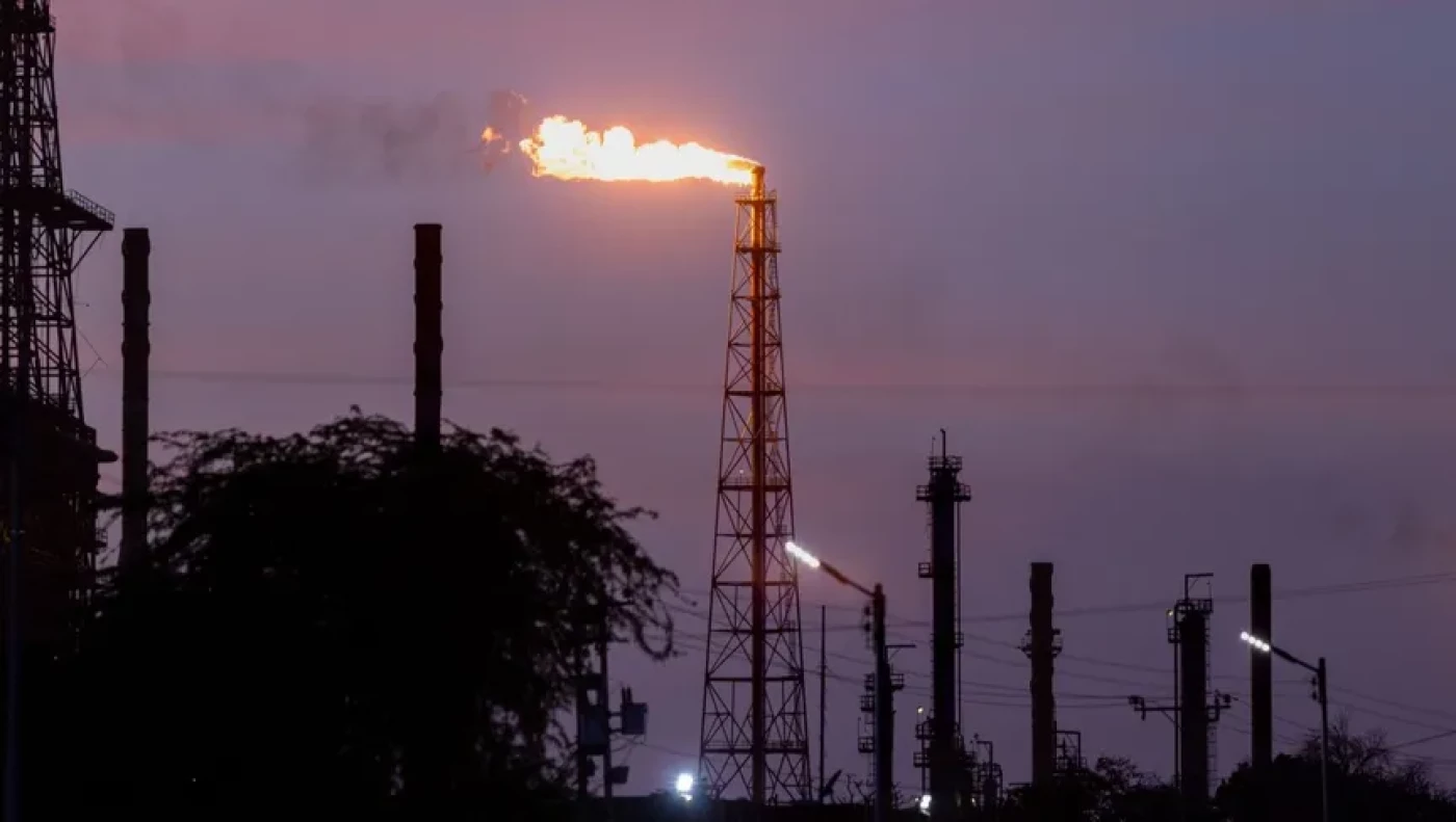 أسعار النفط ترتفع متأثرة بتقارير تتحدث عن نية أميركية لضرب أهداف في فنزويلا