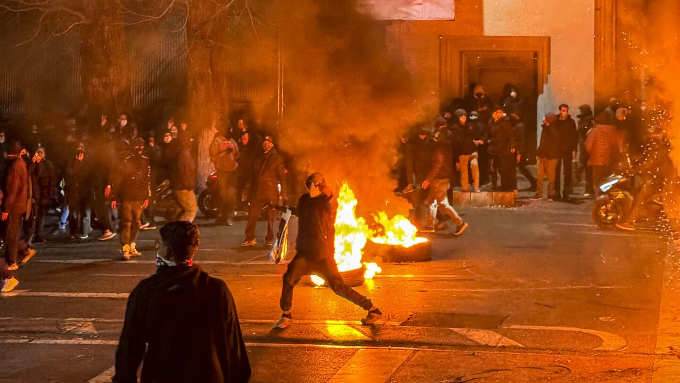 الطاقم الدبلوماسي الفرنسي غير الأساسي يغادر إيران